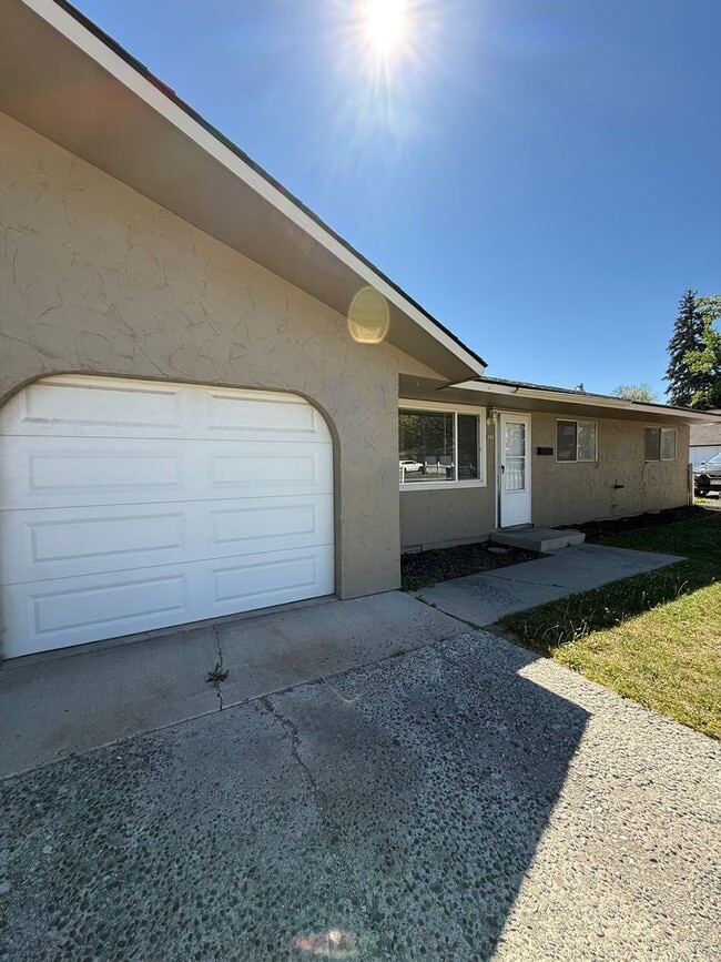 Building Photo - 141-143 E Home Ave