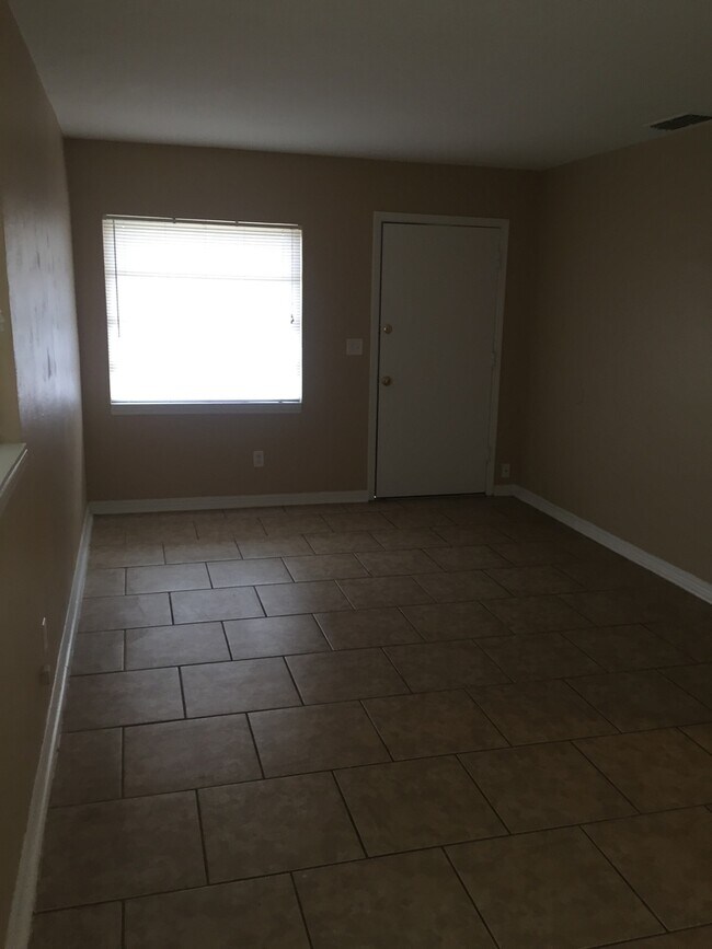 Building Photo - 2820 Canal Dr N
