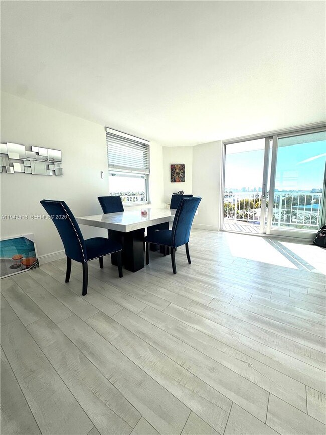 Building Photo - 6900 Bay Dr