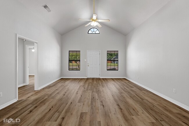 Building Photo - Check Out this 3 bed 2 bath in North Shreveport!