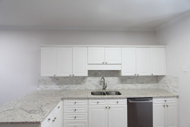 Building Photo - Wonderful and Large 3 Bedroom 2.5 Bath Townhome w/Garage