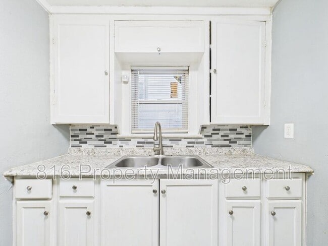 Building Photo - 3218 E 61st St