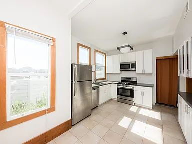 Building Photo - "Experience Vibrant San Francisco Living in This Spacious 4-Bedroom, 2-Bath Gem on Jones Street!"