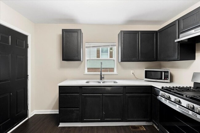 Building Photo - 932 Summer Dr