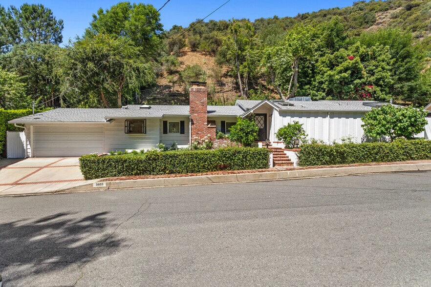 Building Photo - 3933 Mandeville Canyon Rd
