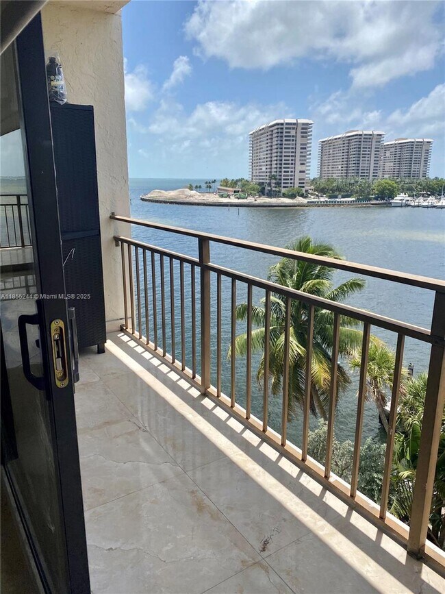 Building Photo - 1632 S Bayshore Ct