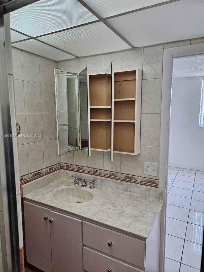 Building Photo - 10090 NW 80th Ct