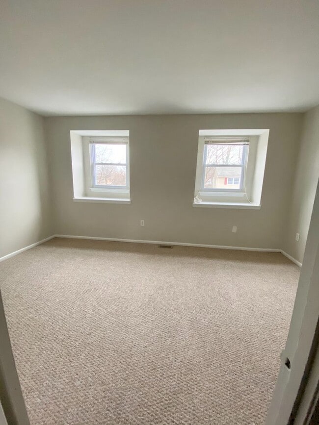 Building Photo - 2 Bedroom Townhouse in Hilltop Village!