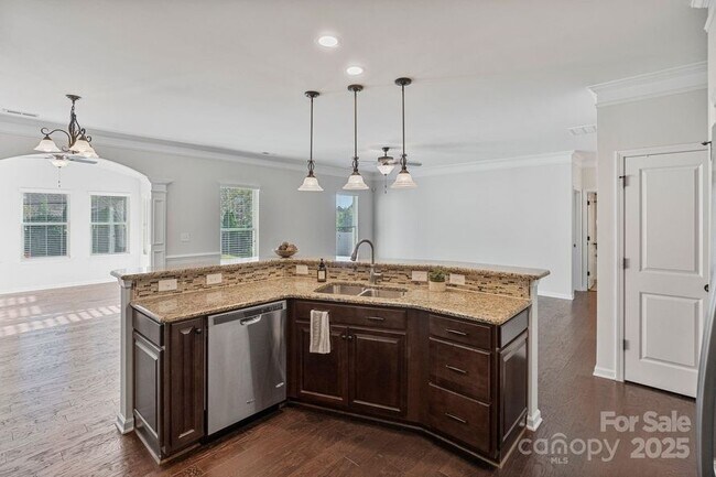 Building Photo - 2076 Waverly Ct