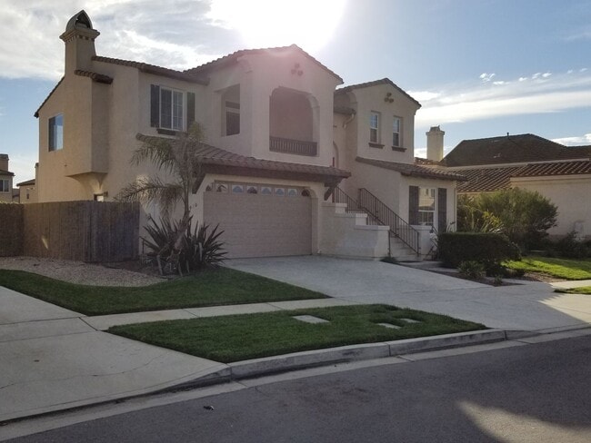 Building Photo - Stunning Home in Pacific Crest!  This 5 Bedroom 2.5 Bathroom with 2 Living Rooms