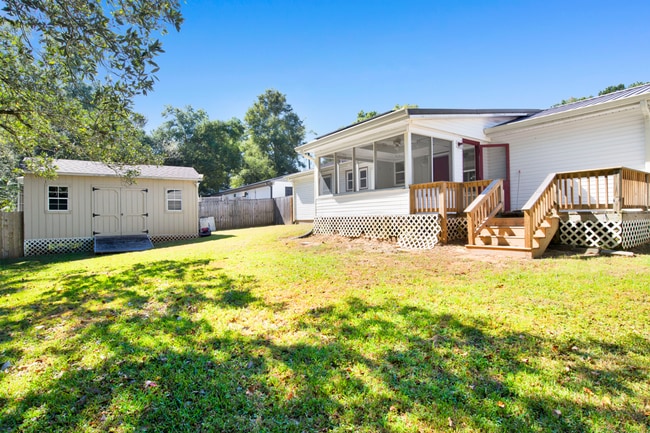Building Photo - 3 bed 2 bath home with solar panels and la...