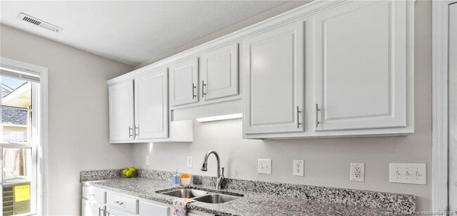 Building Photo - 106 Hawthorn Dr