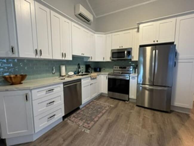 Building Photo - Old Town Cottage Ready for Move In!