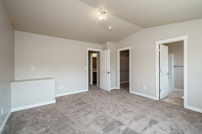 Building Photo - Easy I-205 Access - 3 Bedroom 2.5 Bath Townhouse