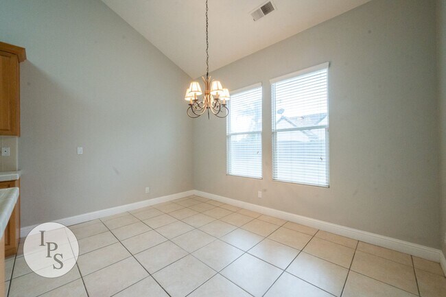 Building Photo - North Clovis Home, 3BR/2BA, Built 2005 - Lots of Amenities!