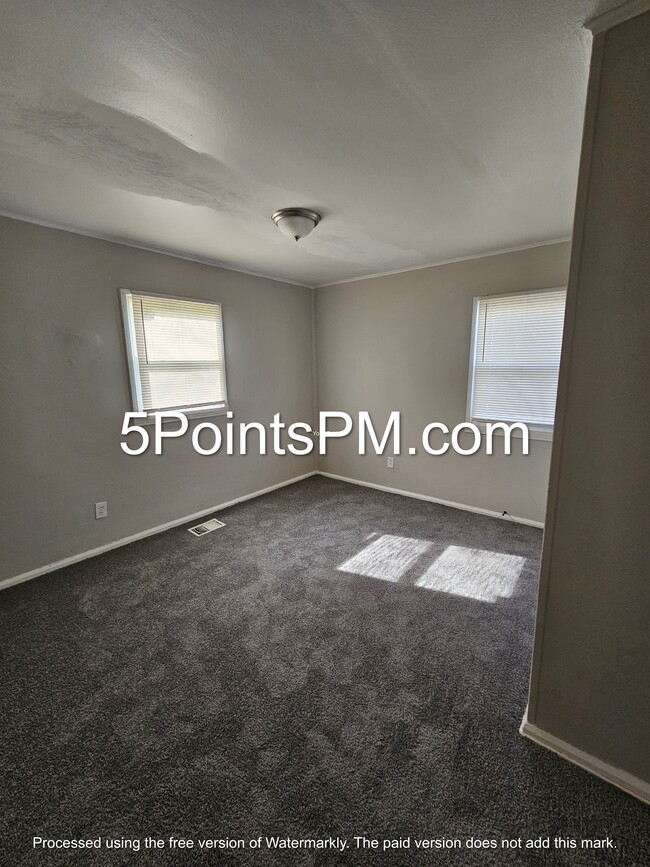Building Photo - 4332 E 143rd St