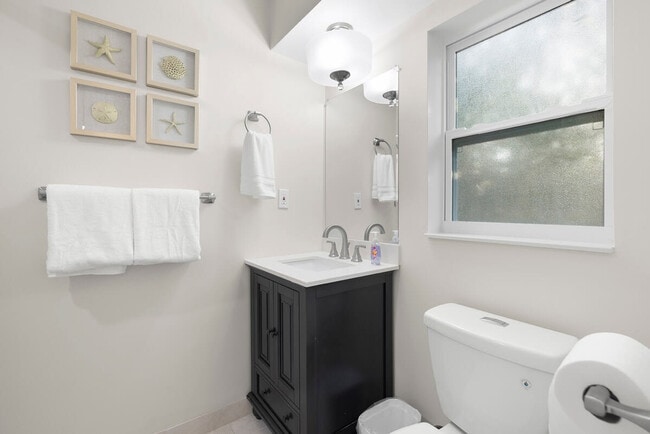 Building Photo - 802 Camelia Dr