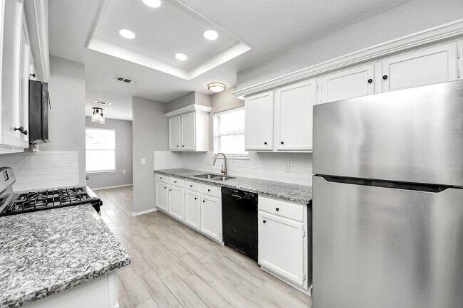 Building Photo - 19734 Oakland Valley Dr