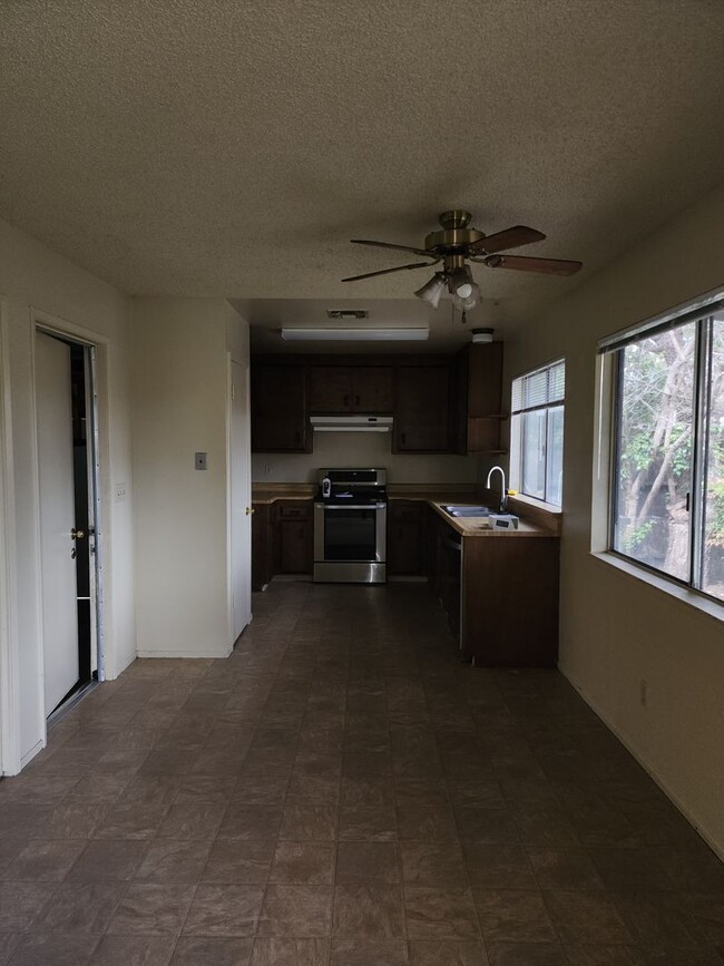 Building Photo - 3 Bedroom, 2 Bathrooms, 2 Car Garage, Den/...