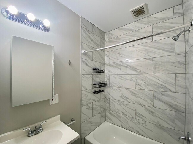 Building Photo - 1029 Dana Apts