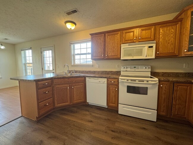 Building Photo - Spacious 3 bedroom, 2.5 bathroom Duplex