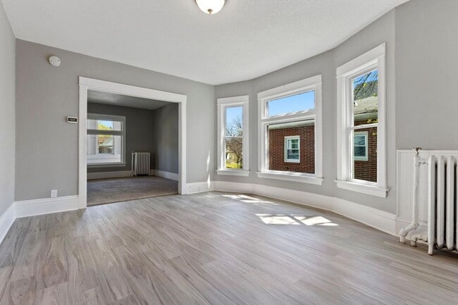 Building Photo - Large 4 bedrooms house near Macalaster