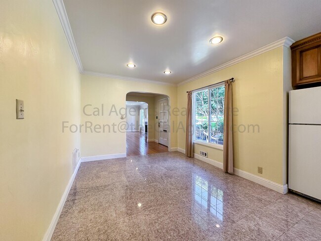 Building Photo - 4048 Maple Ave