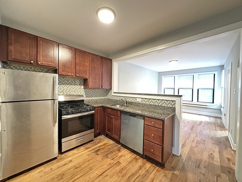 Building Photo - 4410 N Wolcott Ave