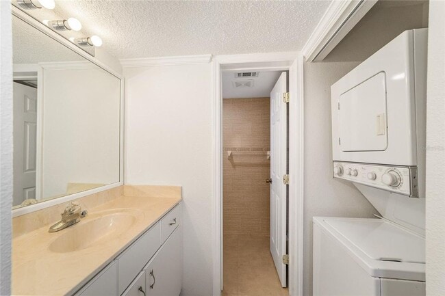 Building Photo - 2/2 downstairs unit Silver Downs Condominiums
