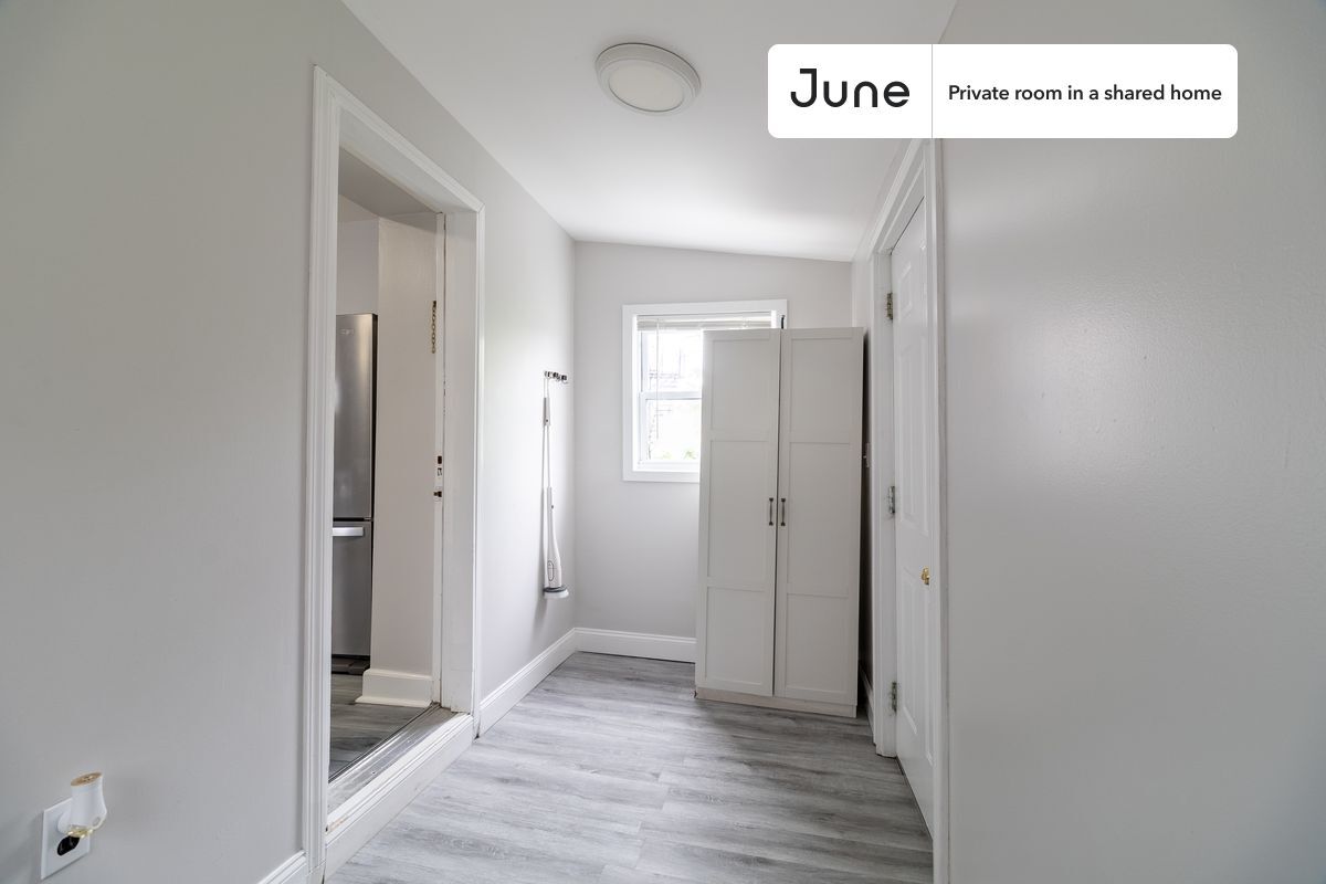 Building Photo - Private bedroom in 3 bed/1 bath Home