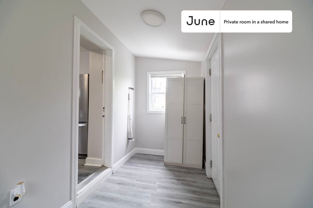 Building Photo - Room in Shared 3 bed/1 bath home