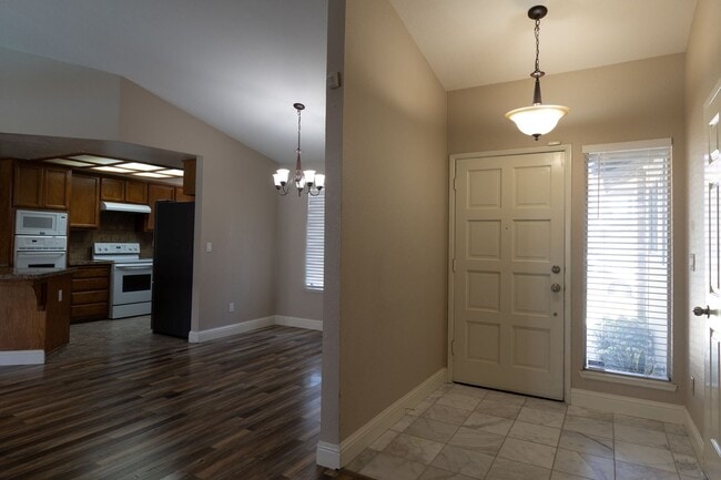 Building Photo - Stunning 3-bedroom, 2-bathroom home with a...