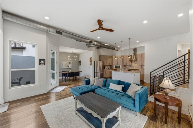 Building Photo - 1405 Camelot Cir