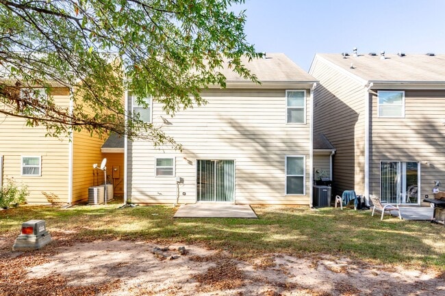 Building Photo - 4 Bedroom/2.5 Bath Townhouse!