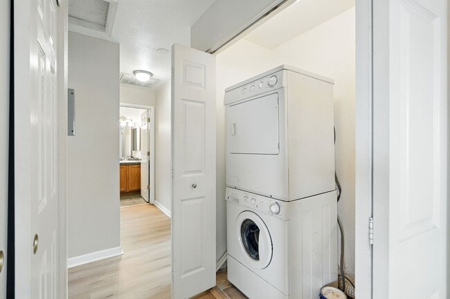 Building Photo - Updated Home in Sunnyside!