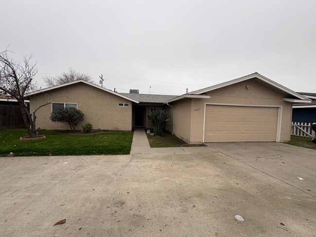 Primary Photo - Spacious SE Tulare Home Near Shopping Cent...