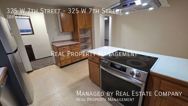 Building Photo - 325 W 7th St