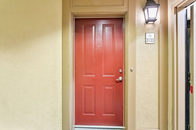 Building Photo - Irvine 2 Bed, 2 Bath With Amenities!!