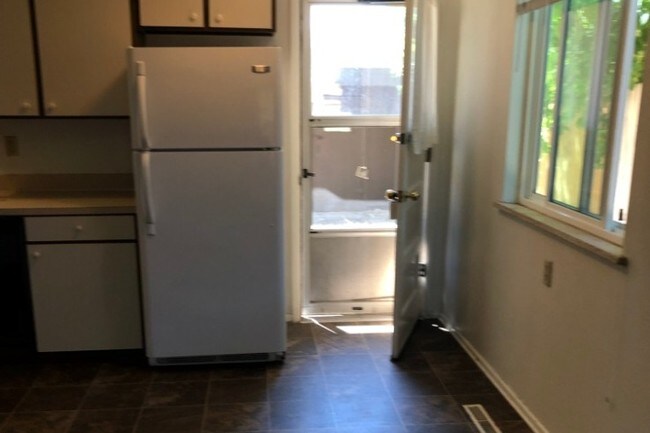 Building Photo - 2250 Grove Cir E