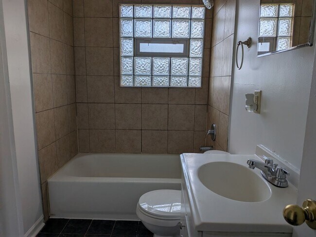 Building Photo - 3 bedroom available for immediate move in!