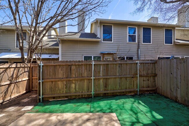 Building Photo - 512 Eberhart Ln