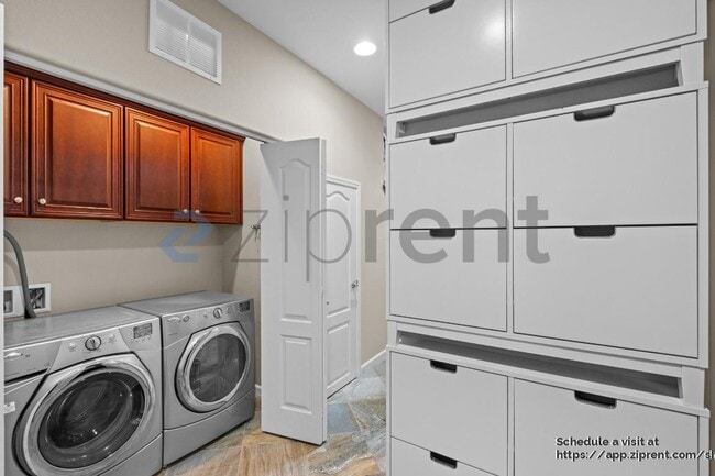 Building Photo - 137 Burbank St