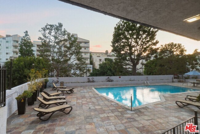 Building Photo - 10982 Roebling Ave