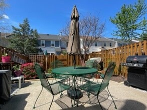 Building Photo - 8018 Revenna Ln