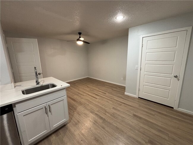 Building Photo - 942 W Holly St