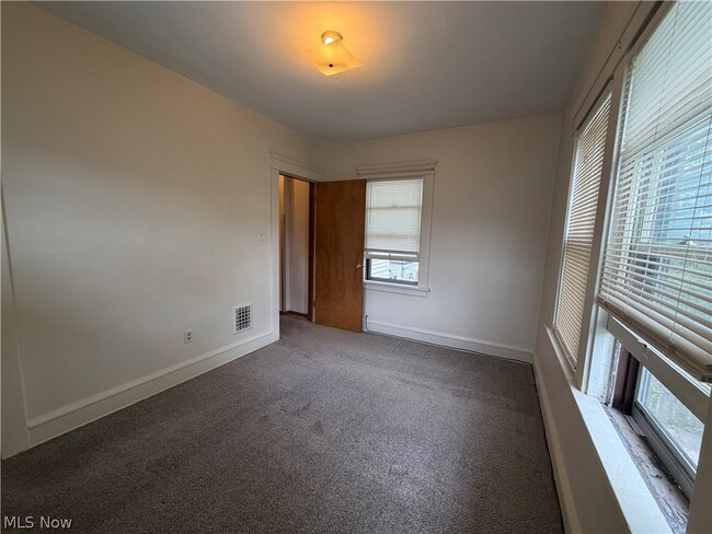 Building Photo - 1605 Larchmont Ave