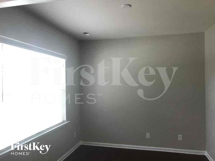 Building Photo - 112 Eden Ave