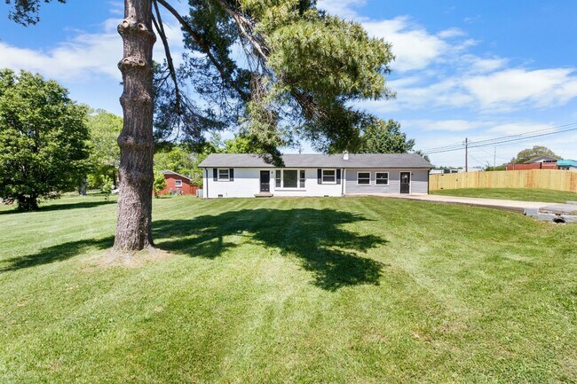 Primary Photo - 3 Bedroom Pet Friendly Home For Rent!