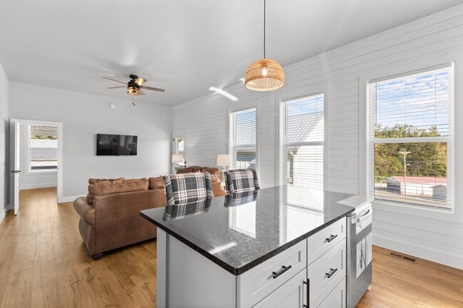 Building Photo - 1925 Lakeshore Dr