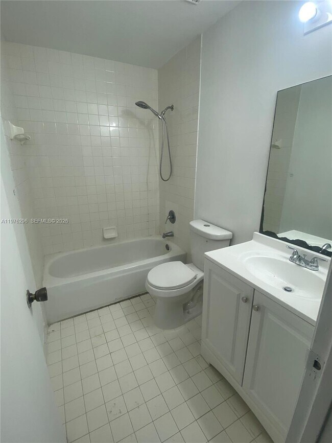 Building Photo - 6245 SW Kendale Lakes Cir